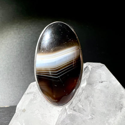 Sardonyx | Ring | auf Bergkristall | schimmernde Streifen | Naturschönheit | Happy Minerals