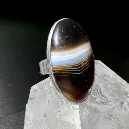 Sardonyx | Ring | Nahaufnahme | feine Bänderung | edler Silberrand | Happy Minerals