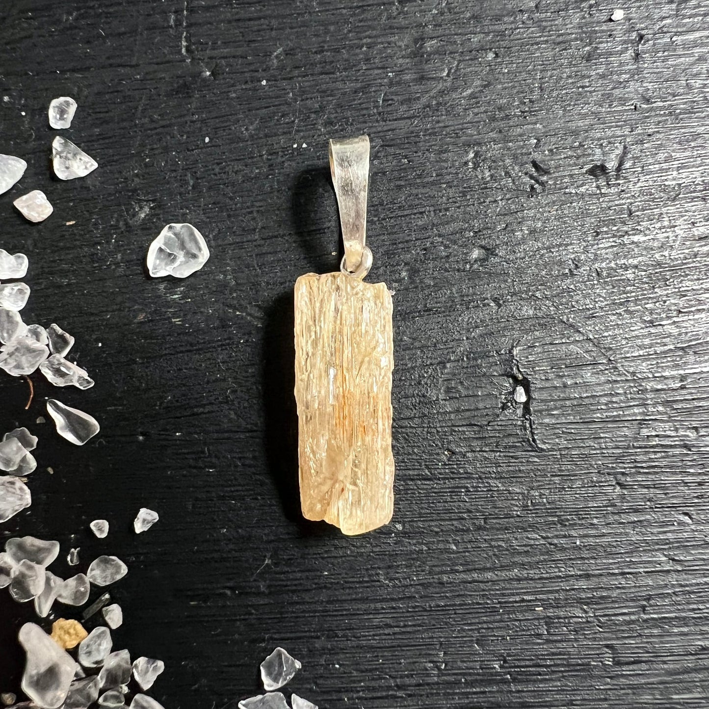 Scapolith Rohstein | honiggelb | Silberöse 925 | Draufsicht auf schwarzem Holz | Kristallsplitter | Happy Minerals