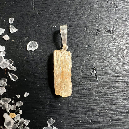 Scapolith Rohstein | honiggelb | Silberöse 925 | Draufsicht auf schwarzem Holz | Kristallsplitter | Happy Minerals