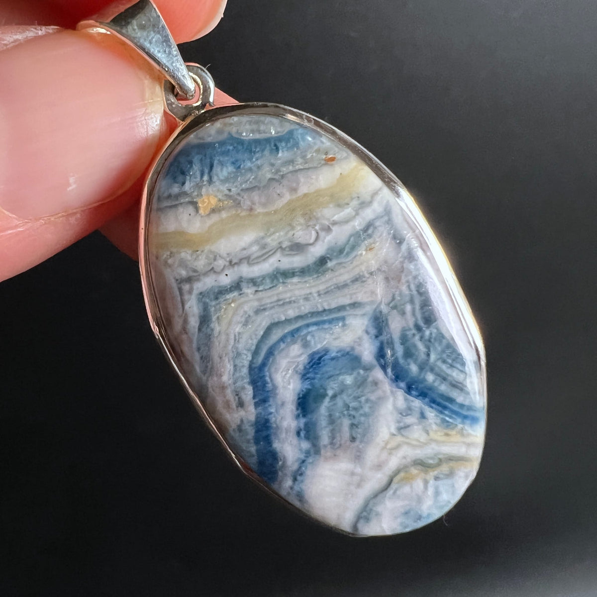 Scheelit | Calcit | Anhänger | in Hand gehalten | zarte Blautöne | Türkei | Happy Minerals
