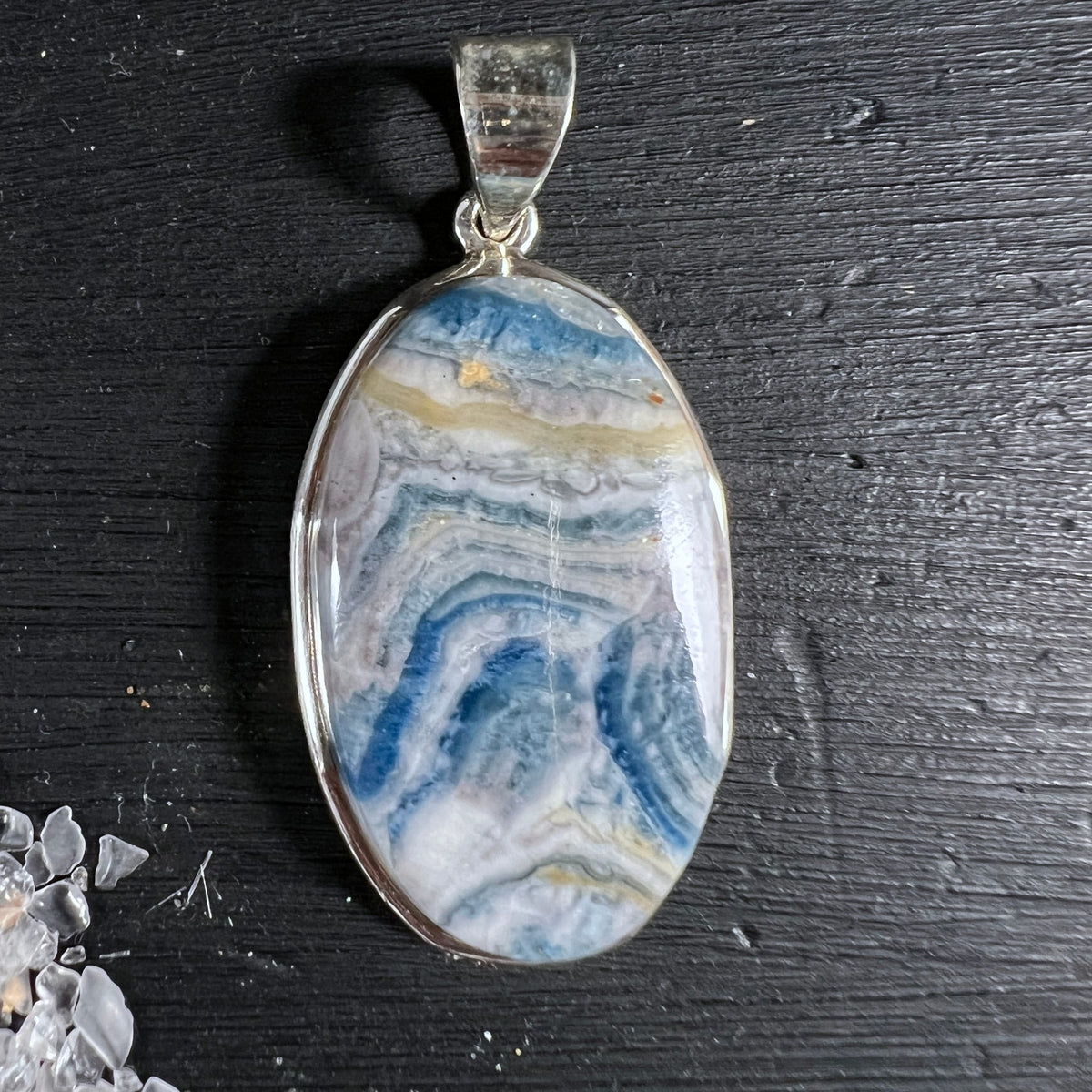 Scheelit | Calcit | Anhänger | oval | blaue Bänderung | Türkei | Unikat | Happy Minerals