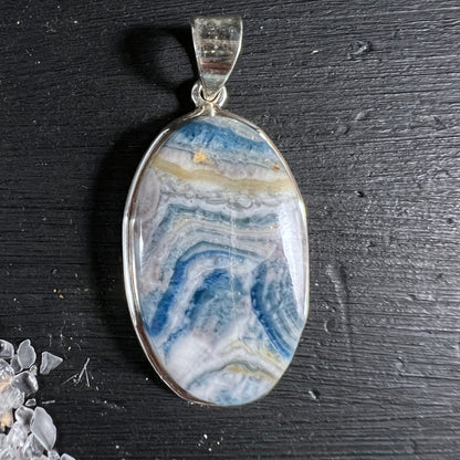 Scheelit | Calcit | Anhänger | oval | blaue Bänderung | Türkei | Unikat | Happy Minerals