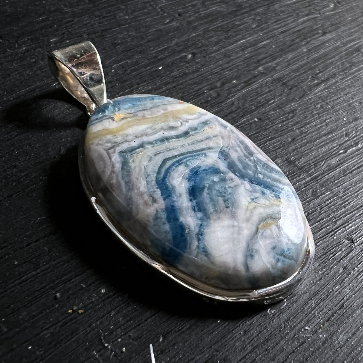 Scheelit | Calcit | Schmuckstein | ovale Form | blau-weiße Streifen | Türkei | Happy Minerals