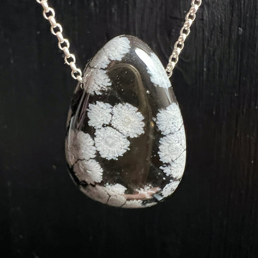 Schneeflockenobsidian Anhaenger, tropfenfoermig, schwarz mit weissen sternfoermigen Flecken, hochglaenzend poliert | Happy Minerals