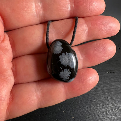 Schneeflockenobsidian | in Handfläche | Größenvergleich | schwarzes Baumwollband | Happy Minerals