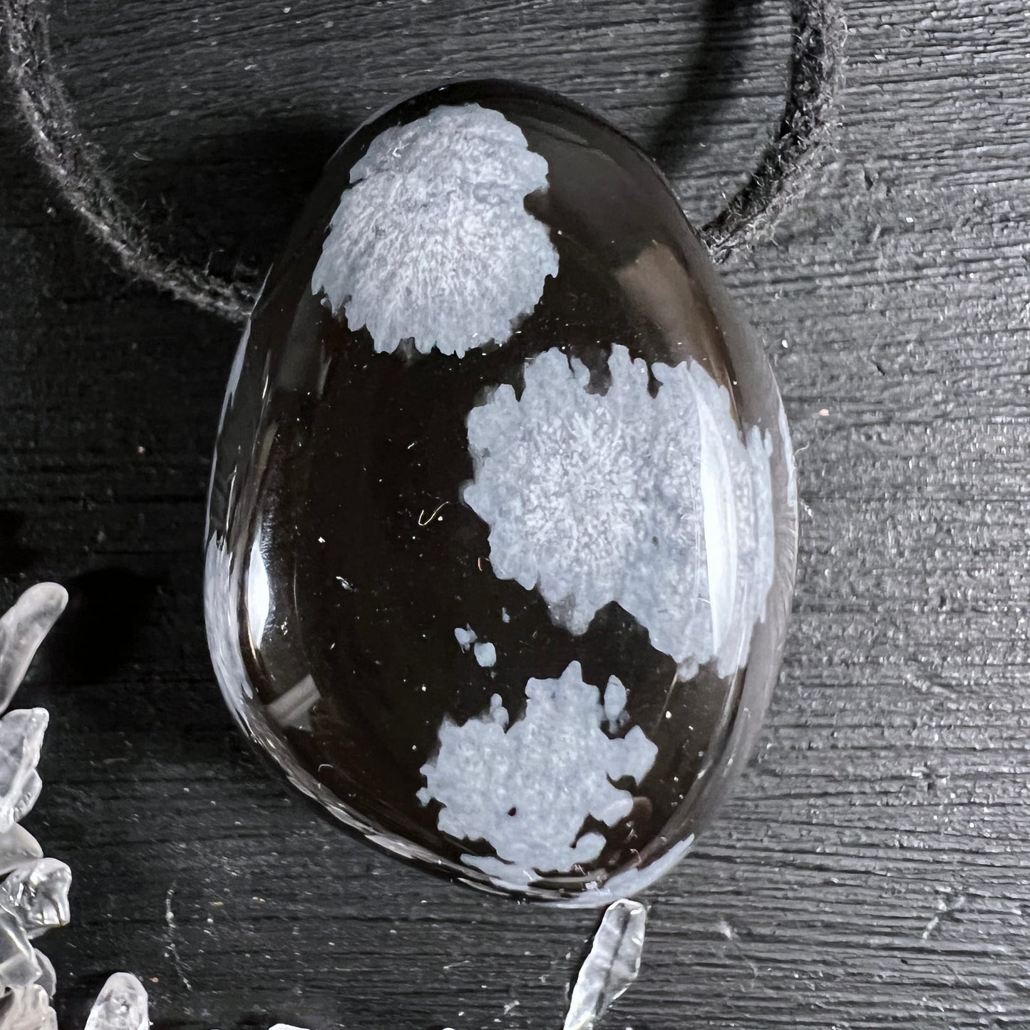 Schneeflockenobsidian | Nahaufnahme | zarte Schneeflocken-Zeichnung | glänzende Oberfläche | Happy Minerals