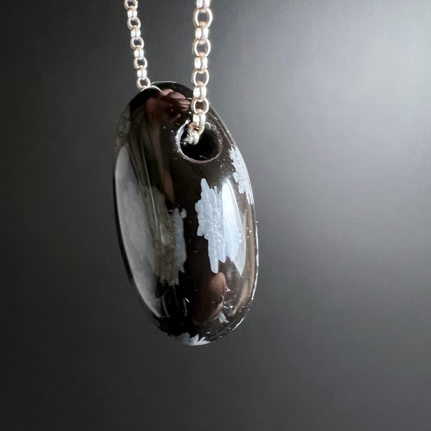 Schneeflockenobsidian | Seitenansicht | gebohrtes Loch | spiegelnde Politur | Happy Minerals