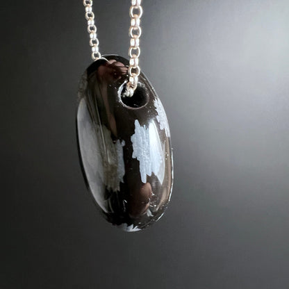 Schneeflockenobsidian | Seitenansicht | gebohrtes Loch | spiegelnde Politur | Happy Minerals