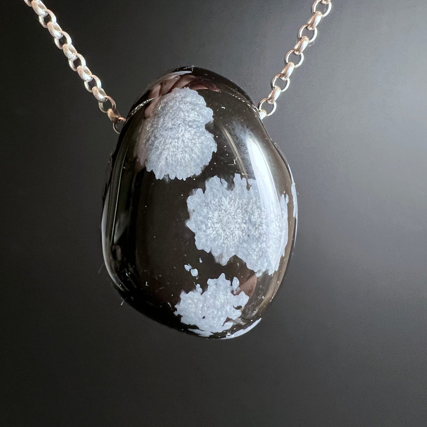 Schneeflockenobsidian | an Silberkette | elegante Präsentation | mondweiße Flecken | Happy Minerals