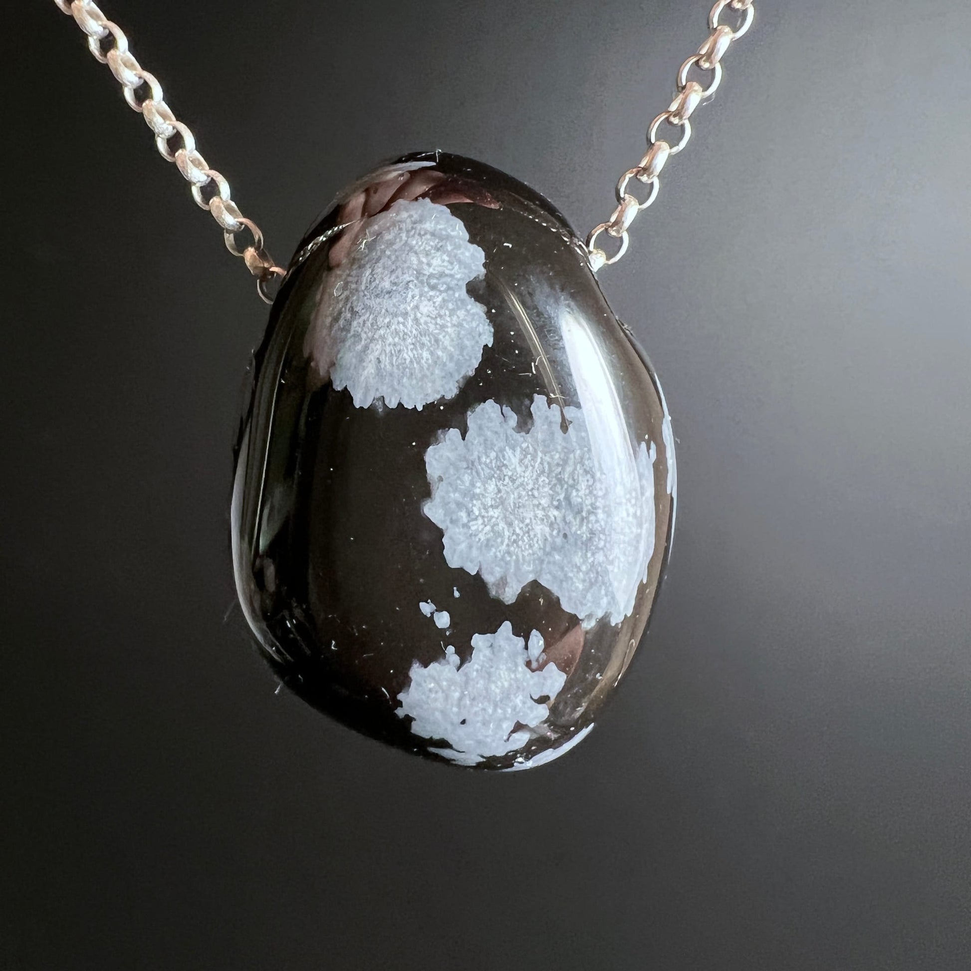 Schneeflockenobsidian | an Silberkette | elegante Präsentation | mondweiße Flecken | Happy Minerals