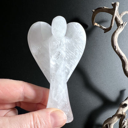 Polierte Engel Figur aus Schneequarz und Bergkristall im Nahaufnahme-Detail | Happy Minerals
