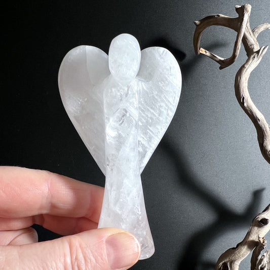 Polierte Engel Figur aus Schneequarz und Bergkristall im Nahaufnahme-Detail | Happy Minerals