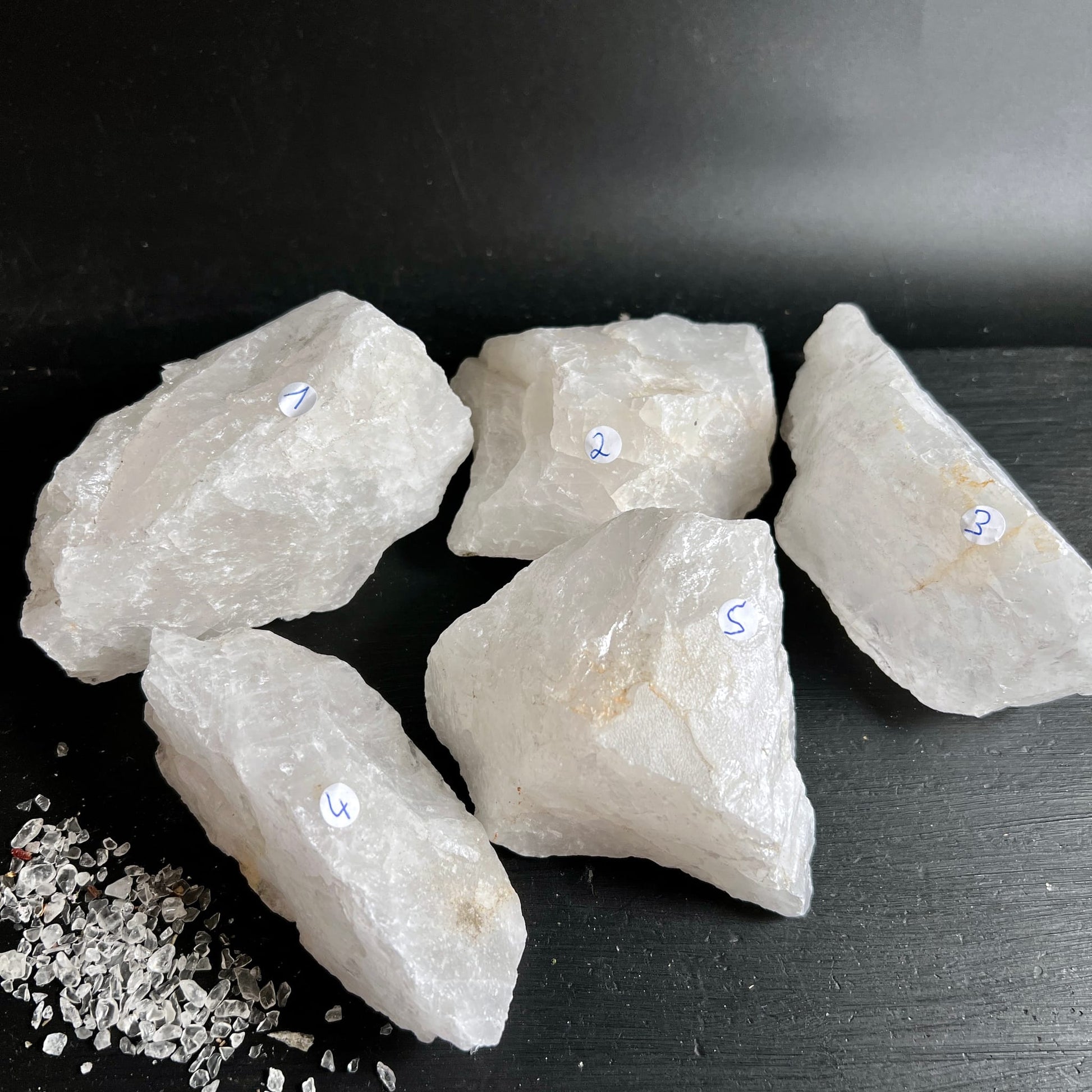 Fünf | rohe | Schneequarz | Bergkristall | Rohsteine | Madagaskar | nummeriert | Happy Minerals