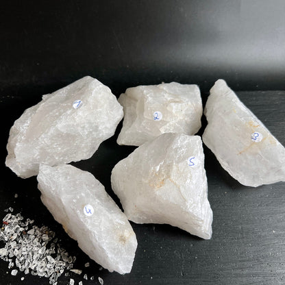 Fünf | rohe | Schneequarz | Bergkristall | Rohsteine | Madagaskar | nummeriert | Happy Minerals