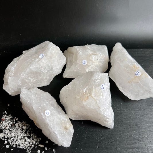 Fünf | rohe | Schneequarz | Bergkristall | Rohsteine | Madagaskar | nummeriert | Happy Minerals