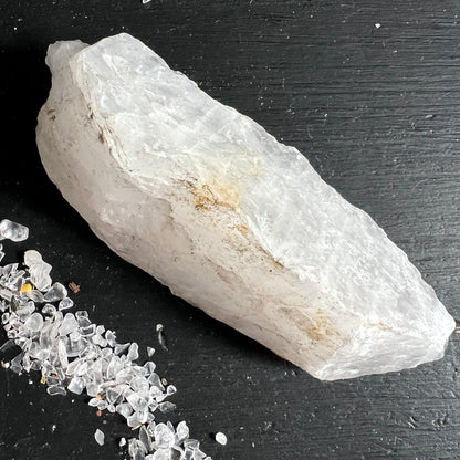Länglicher | Schneequarz | Bergkristall | Rohstein | mit warmen Farbnuancen | Madagaskar | Happy Minerals