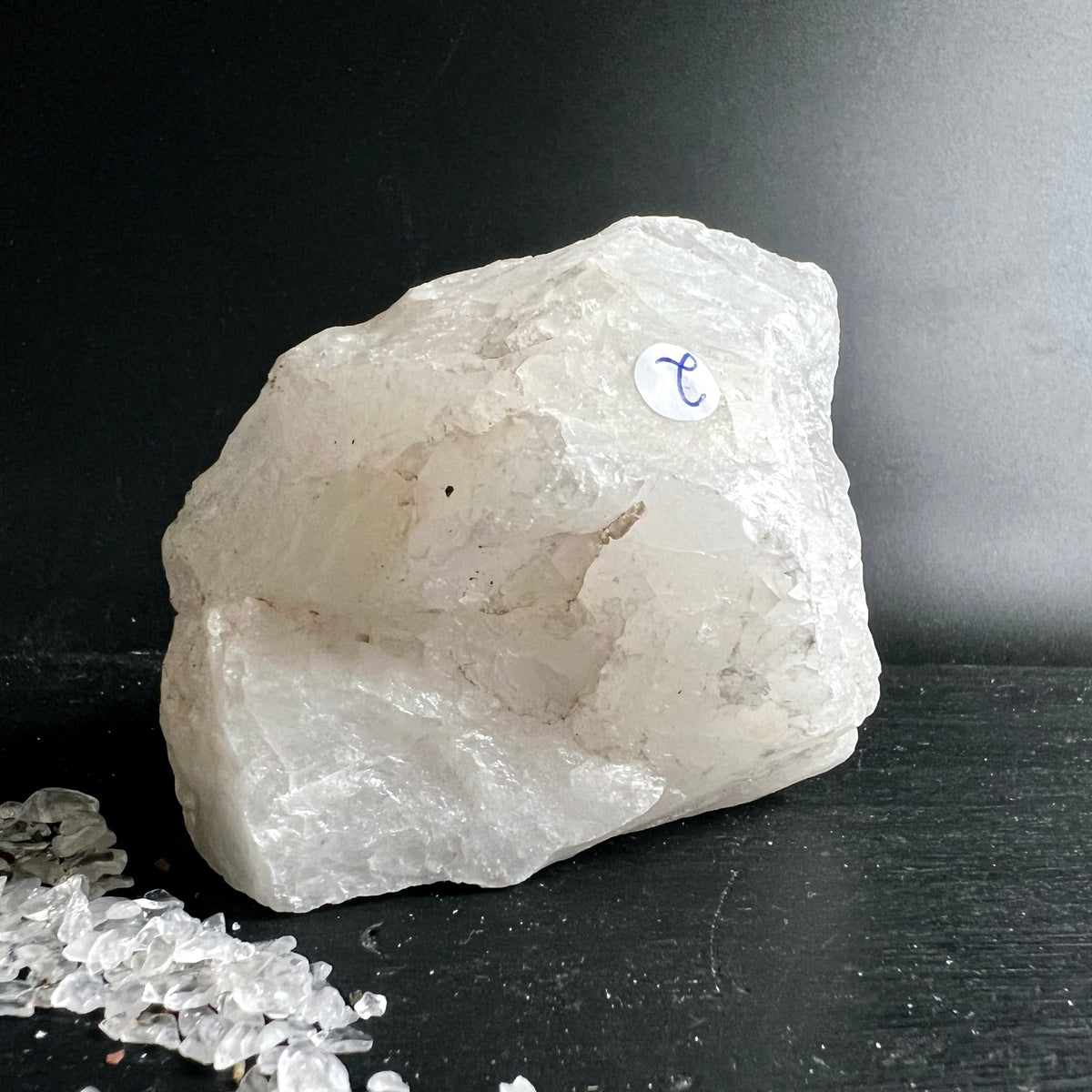 Schneequarz | Bergkristall | Rohstein | mit natürlicher Vertiefung | milchig weiß | Madagaskar | Happy Minerals