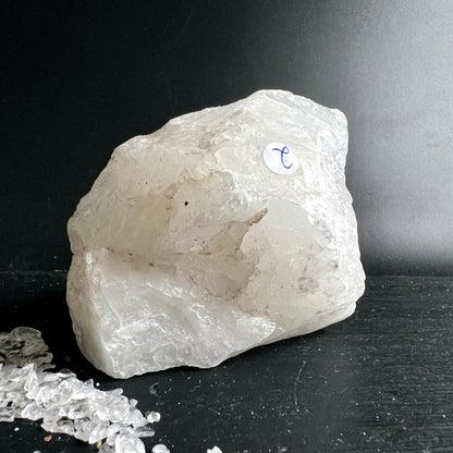 Schneequarz | Bergkristall | Rohstein | mit natürlicher Vertiefung | milchig weiß | Madagaskar | Happy Minerals