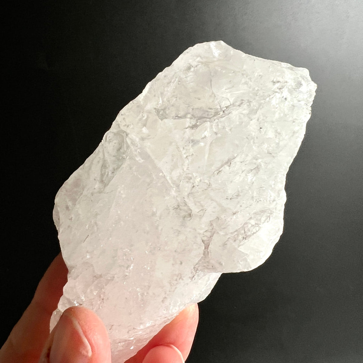 Schneequarz | Bergkristall | Rohstein | in der Hand gehalten | Größenvergleich | Madagaskar | Happy Minerals