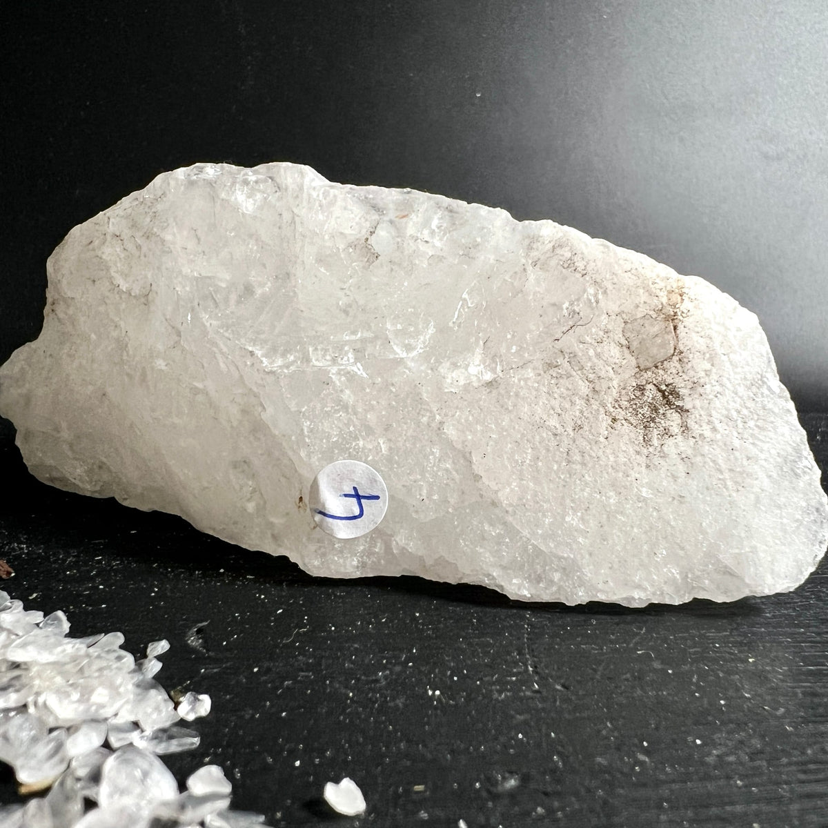 Schneequarz | Bergkristall | Rohstein | mit bräunlichen Schlieren | markiert | Madagaskar | Happy Minerals