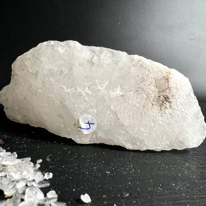 Schneequarz | Bergkristall | Rohstein | mit bräunlichen Schlieren | markiert | Madagaskar | Happy Minerals