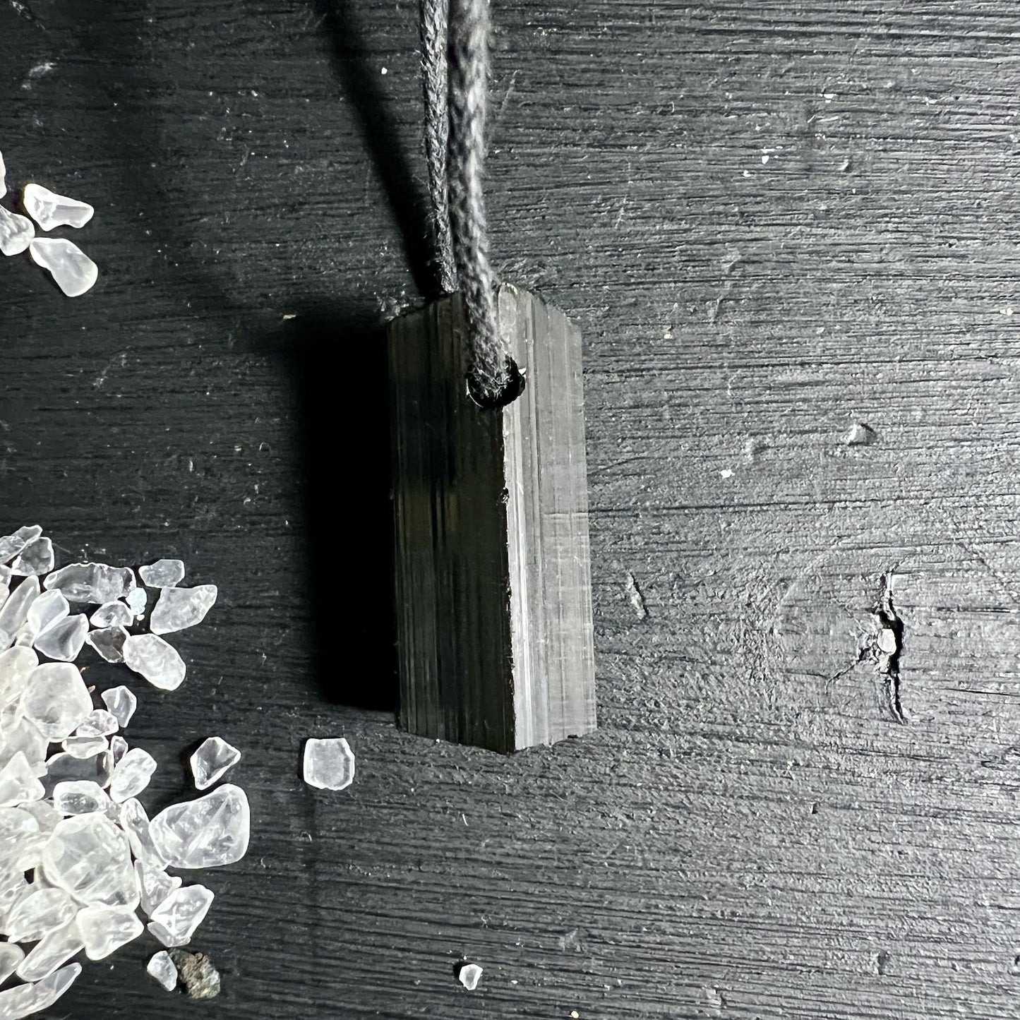 Schörl Anhänger mit glänzender Naturoberfläche Schutzstein