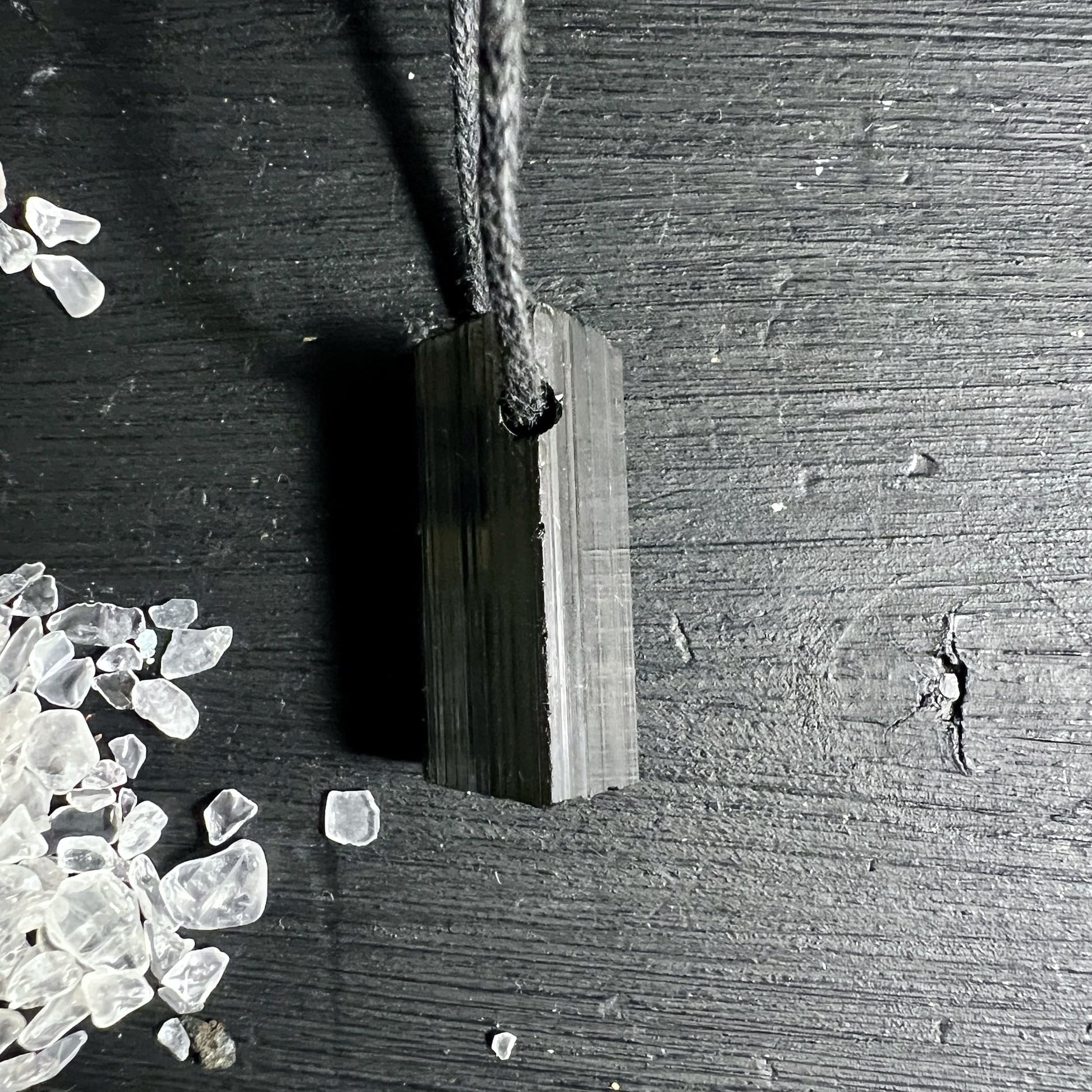 Schörl Anhänger mit glänzender Naturoberfläche Schutzstein