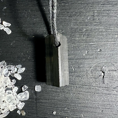 Schörl Anhänger mit glänzender Naturoberfläche Schutzstein