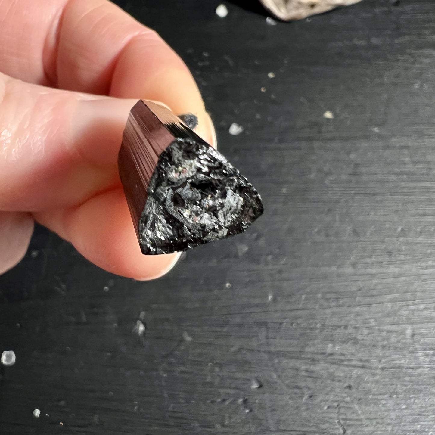 Schörl Kristall Anhänger in Hand Größenvergleich 23mm