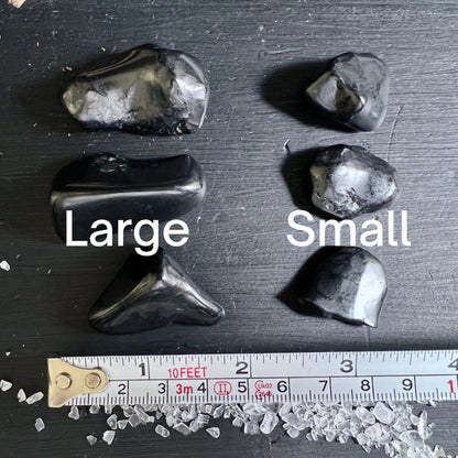 Schungit Trommelsteine für Erdung & Schutz, schwarz & kraftvoll | Happy Minerals
