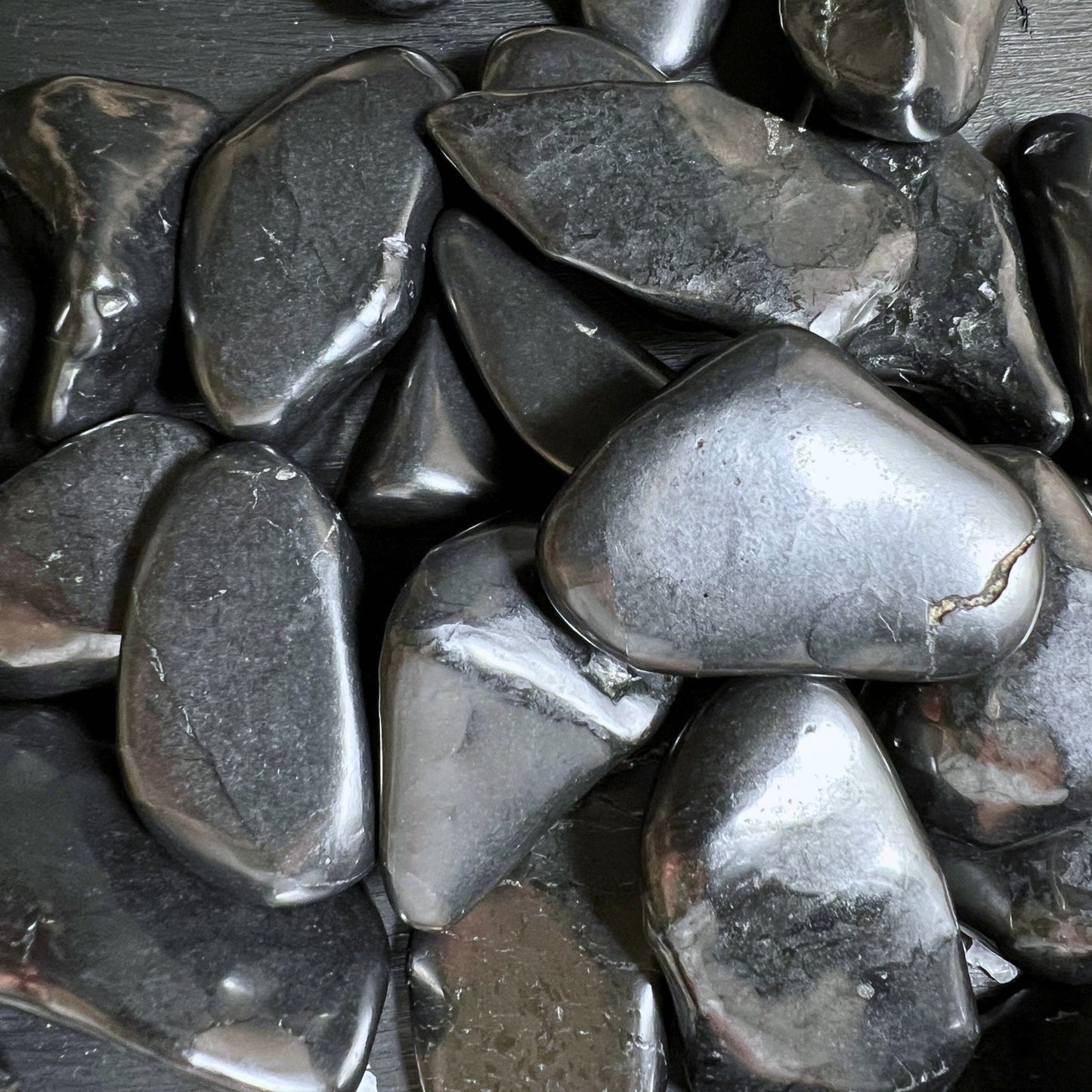 Schwarzer Schungit Trommelstein, glatte Oberfläche, glänzend | Happy Minerals