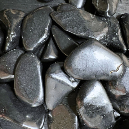Schwarzer Schungit Trommelstein, glatte Oberfläche, glänzend | Happy Minerals