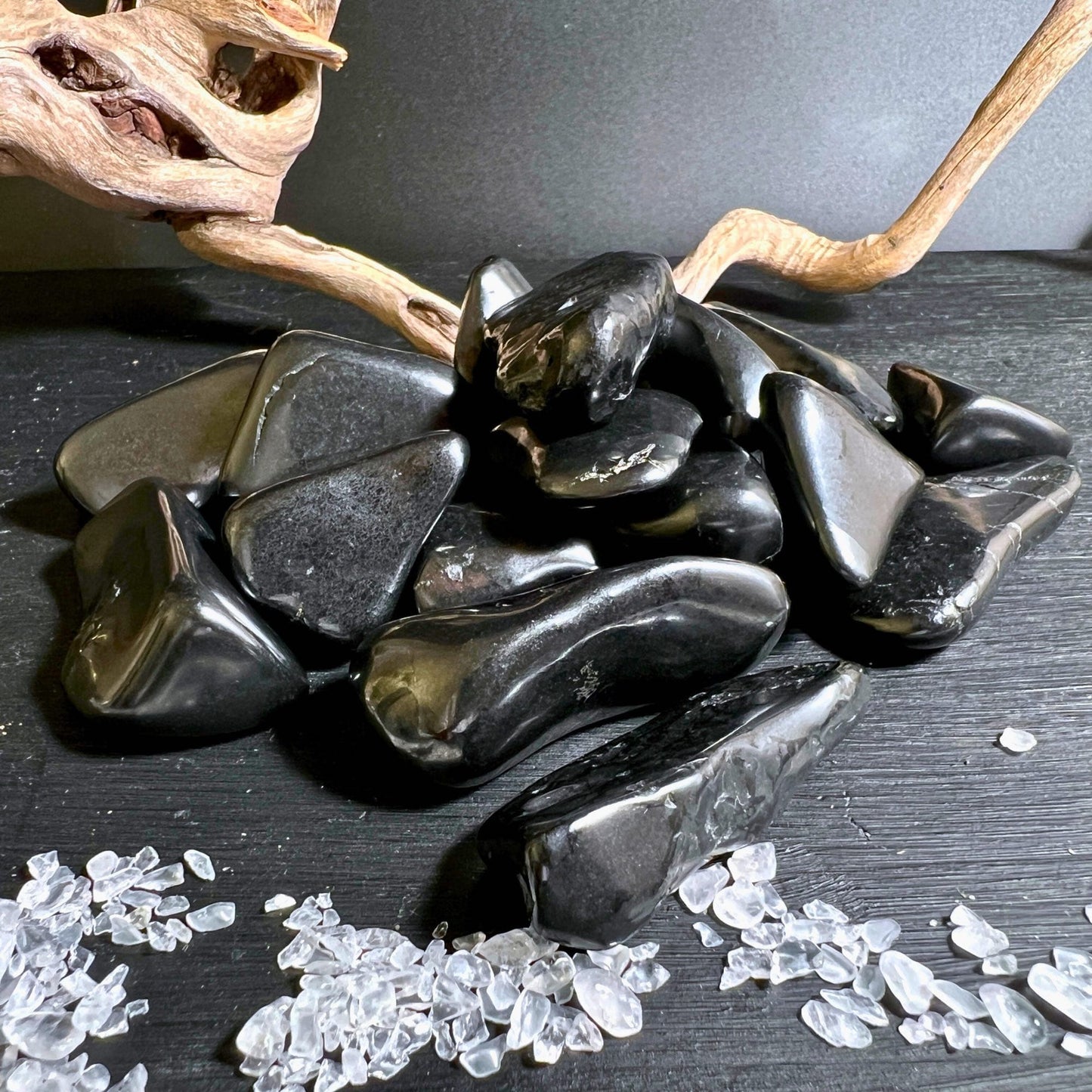 Schungit Trommelsteine M & L, poliert, tiefschwarz | Happy Minerals