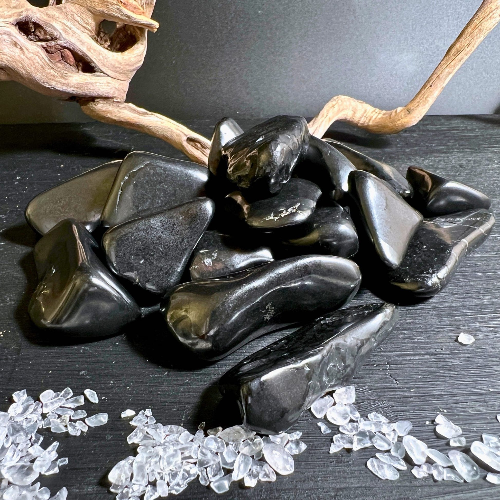 Schungit Trommelsteine M & L, poliert, tiefschwarz | Happy Minerals