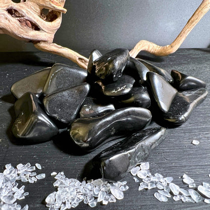 Schungit Trommelsteine M & L, poliert, tiefschwarz | Happy Minerals