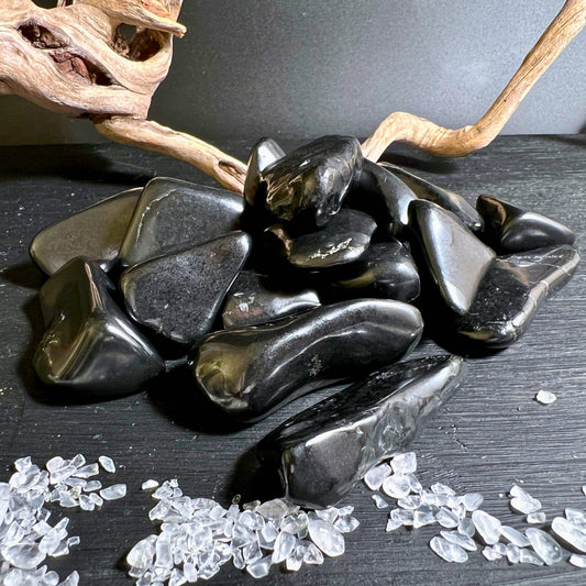 Schungit Trommelsteine M & L, poliert, tiefschwarz | Happy Minerals