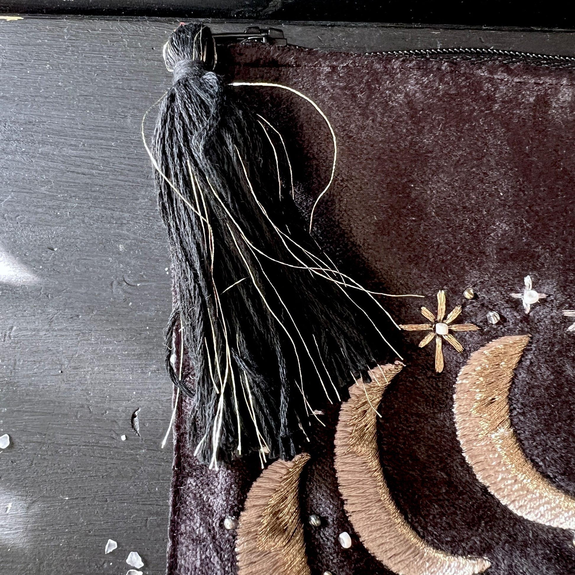 Schwarze Quaste Detail | Reißverschluss | goldene Mond Stickerei | Samt Textur | Happy Minerals Verarbeitung