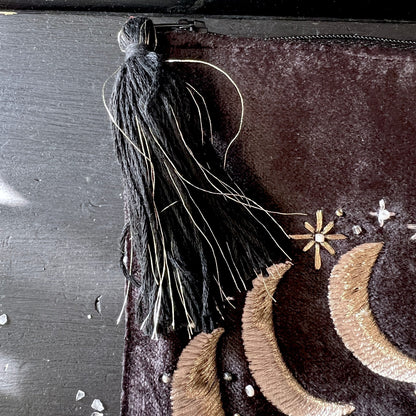 Schwarze Quaste Detail | Reißverschluss | goldene Mond Stickerei | Samt Textur | Happy Minerals Verarbeitung