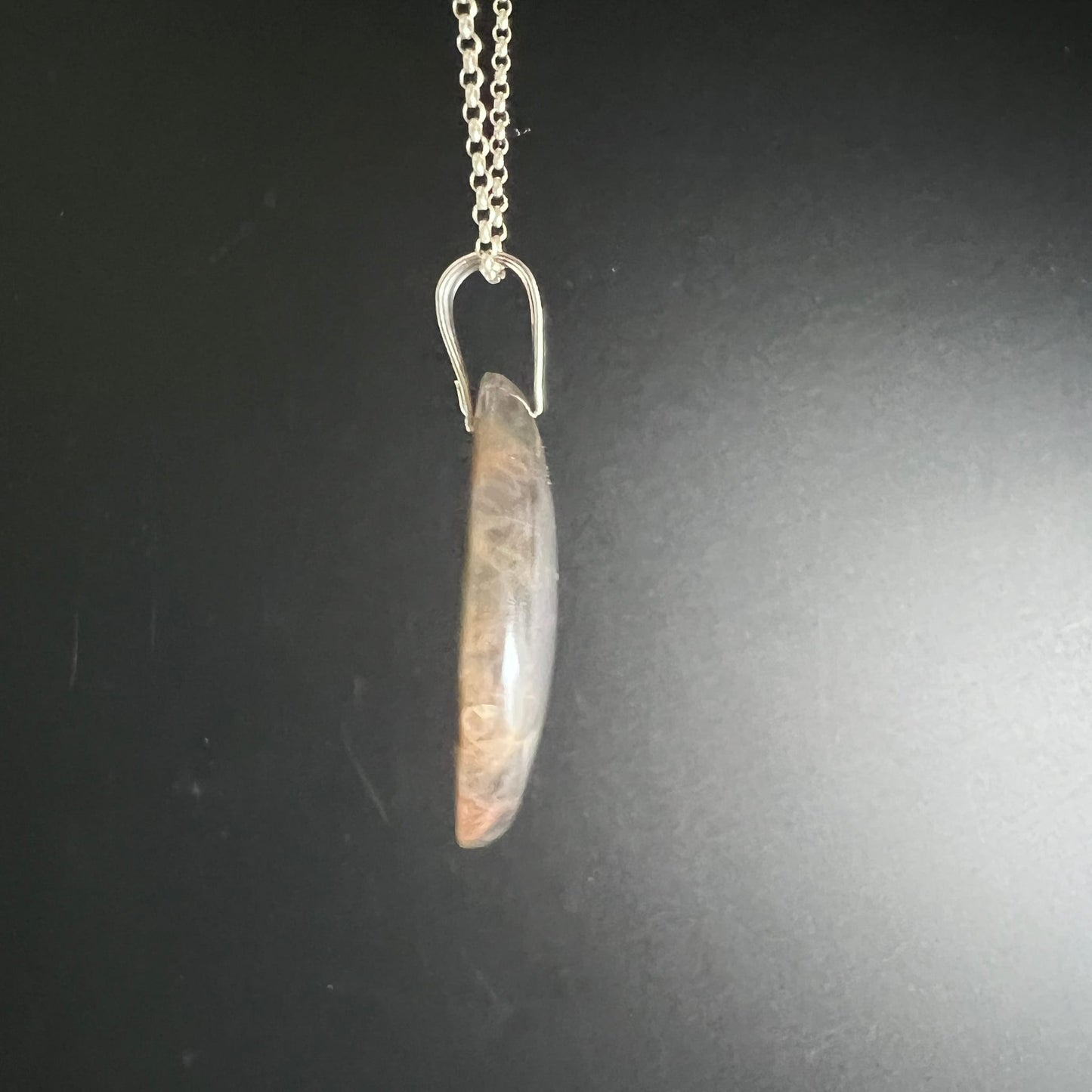 Schwarzer Mondstein Anhänger, grau-braun mit schimmerndem Adulareszenz-Effekt, flache Mandelform, poliert | Happy Minerals