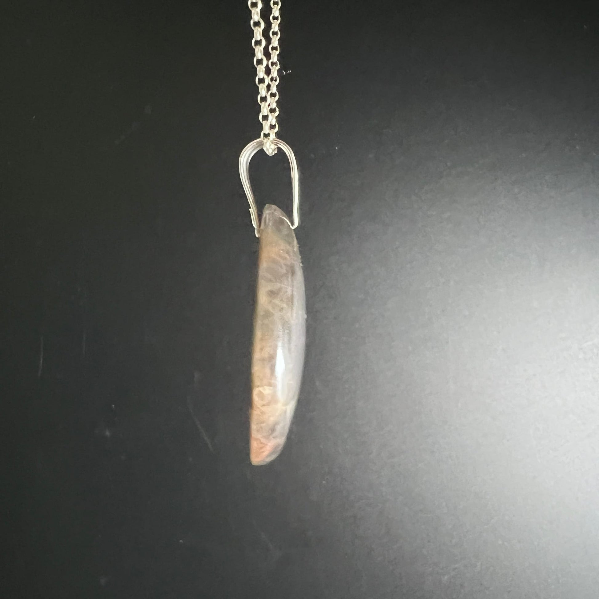 Schwarzer Mondstein Anhänger, grau-braun mit schimmerndem Adulareszenz-Effekt, flache Mandelform, poliert | Happy Minerals