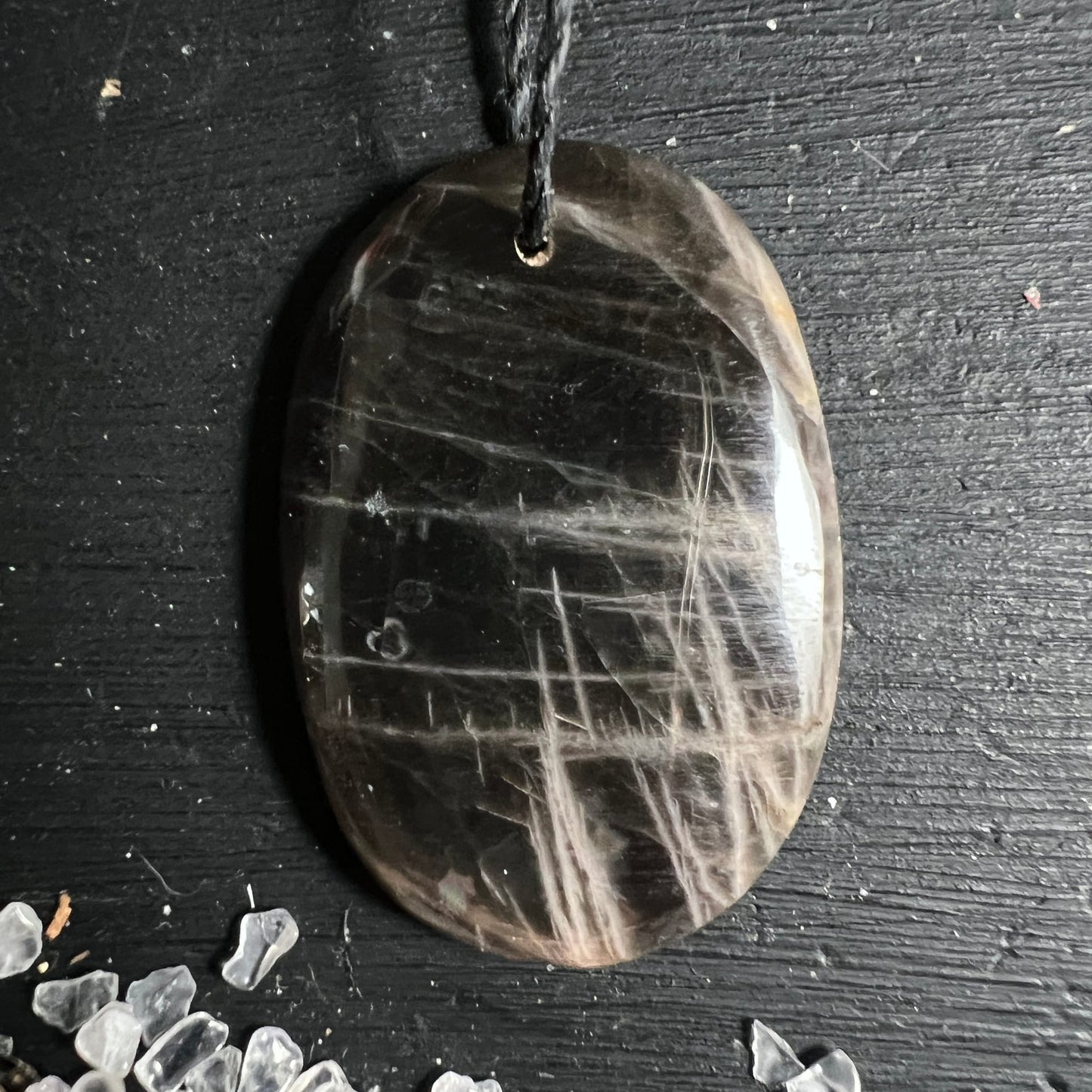 Schwarzer Mondstein Anhaenger oval poliert mit hellen Glanzstreifen und feinen Adern | Happy Minerals