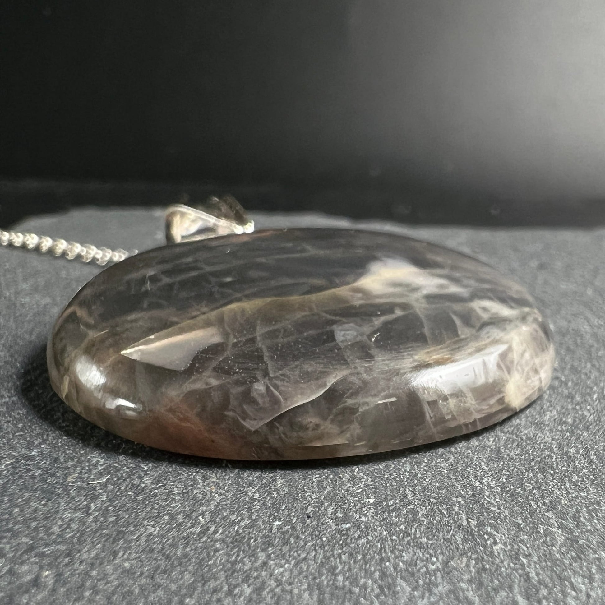 Schwarzer Mondstein Anhänger, oval poliert, grau-braun mit weißen Gitterlinien und Schimmer, 37mm | Happy Minerals