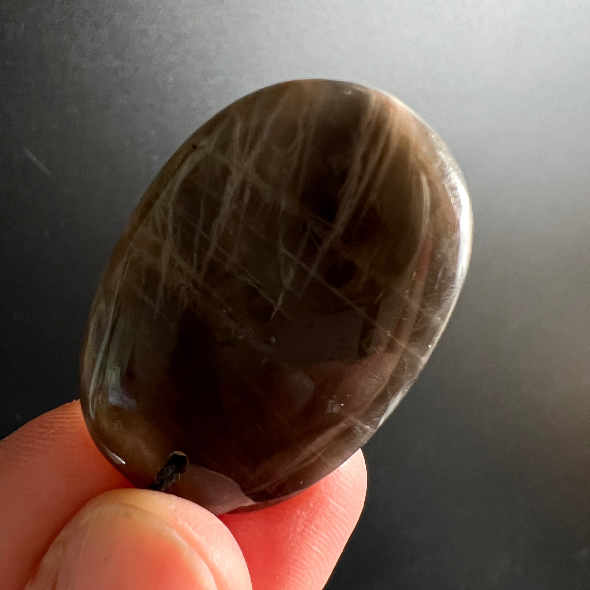 Schwarzer Mondstein Anhaenger oval poliert, graubraun mit feinen schimmernden Gitterlinien | Happy Minerals