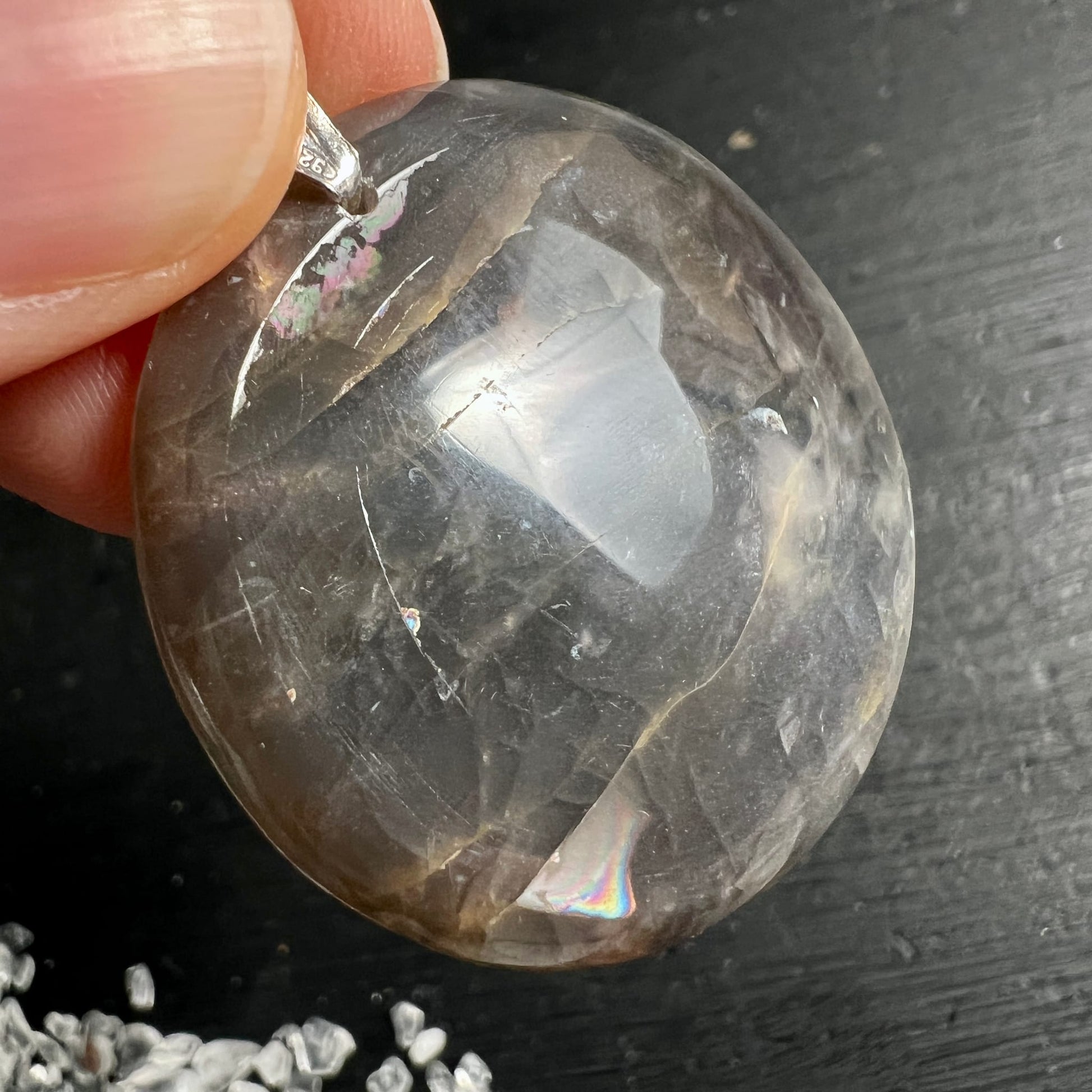 Schwarzer Mondstein Anhänger oval poliert, rauchgrau-transparent mit Regenbogen-Lichtbrechung und inneren Rissen | Happy Minerals