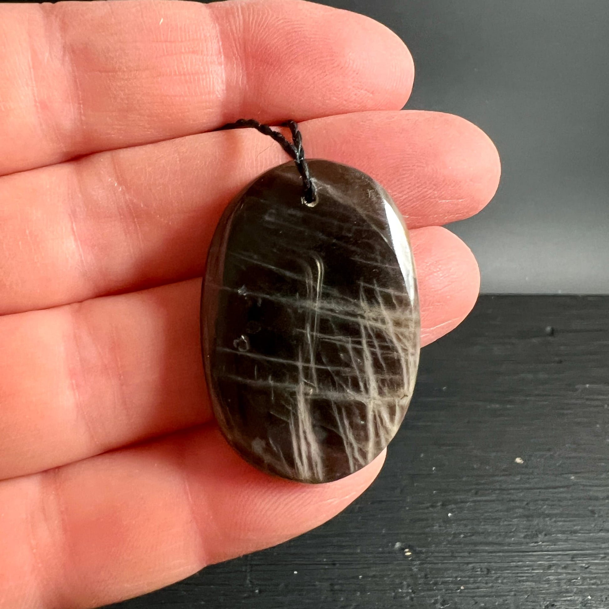 Schwarzer Mondstein Anhaenger oval, dunkelbraun-schwarz mit feinen silbrig-weissen Fasern | Happy Minerals