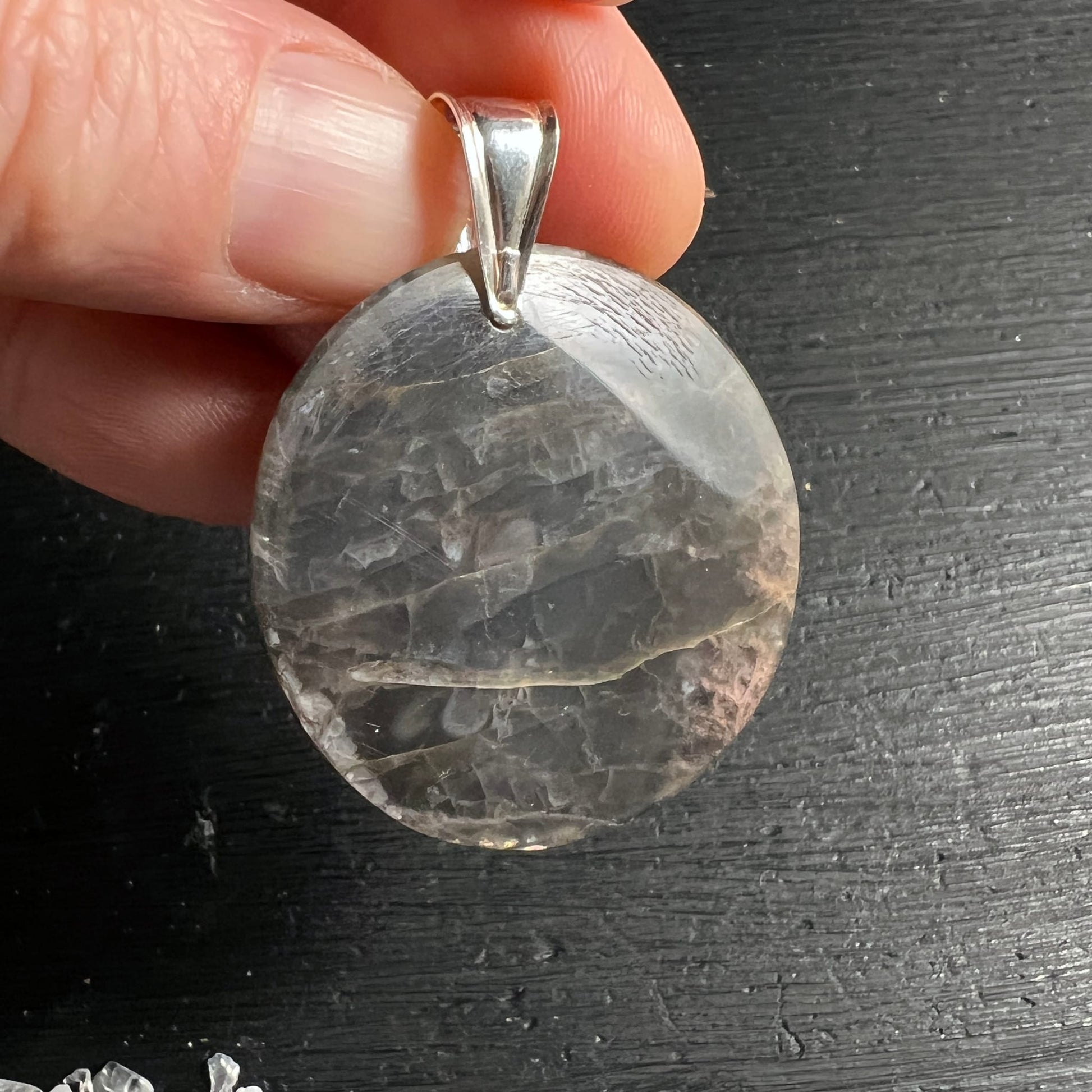 Schwarzer Mondstein Anhänger, oval poliert, transluzent grau-weiss mit netzartigen Rissmustern und Schimmer, Silberoese | Happy Minerals