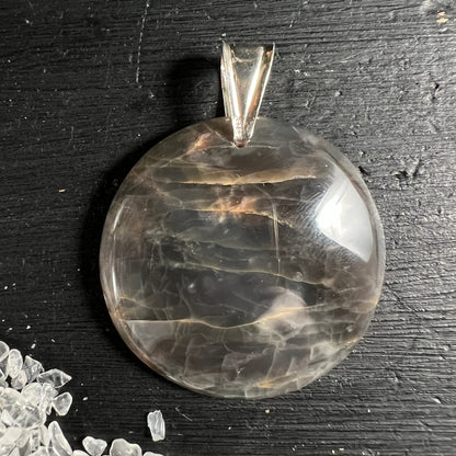 Schwarzer Mondstein Anhänger, rund poliert, grau-braun mit weißen Schlieren und Adulareszenz, 925 Silberbügel | Happy Minerals