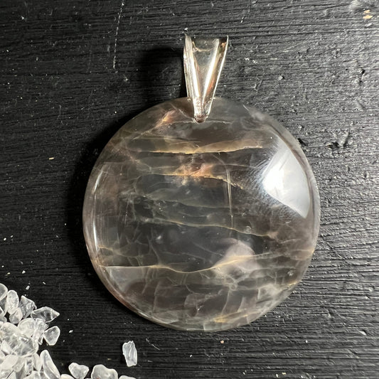 Schwarzer Mondstein Anhänger, rund poliert, grau-braun mit weißen Schlieren und Adulareszenz, 925 Silberbügel | Happy Minerals