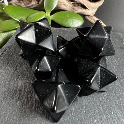 Schwarzer Obsidian Merkaba | Mexiko | Arrangement | Glänzende Oberfläche | Deko | Happy Minerals